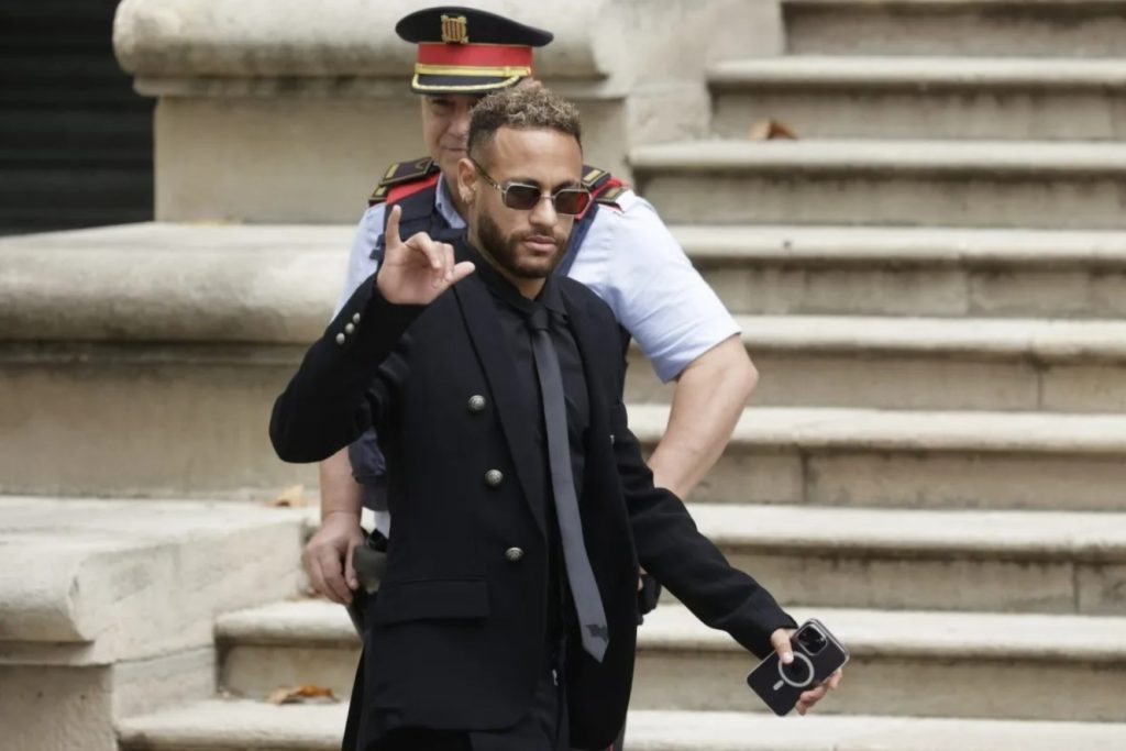 Neymar irá a juicio en España y regresará a París para jugar