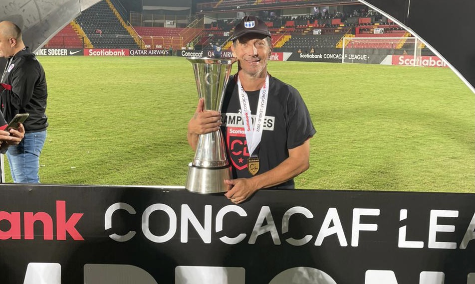 ¡Leyenda! Pedro Troglio agiganta su legado en Olimpia ganando la Liga Concacaf