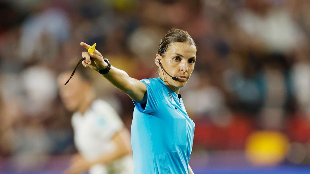¡HISTÓRICO! Catar 2022 verá a la primera referí femenina en una Copa del Mundo
