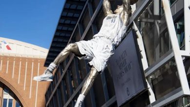 Los MAVS develan estatua de Nowitzki antes del juego de Navidad