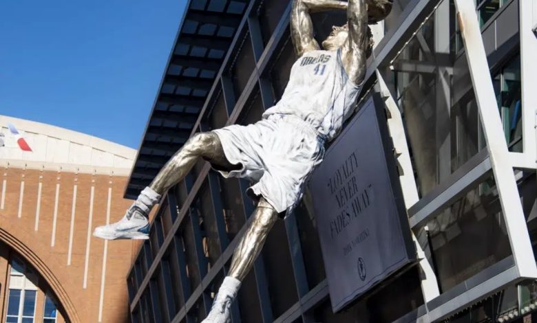 Los MAVS develan estatua de Nowitzki antes del juego de Navidad