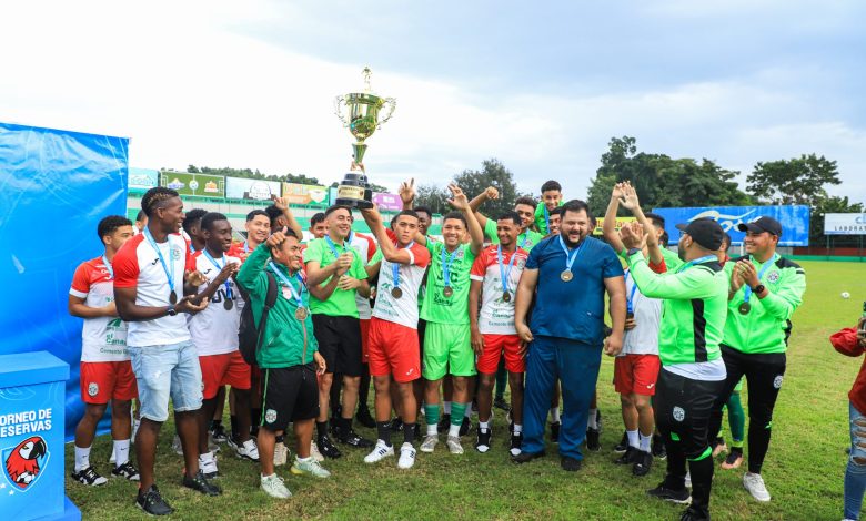 Marathón Reservas recibe su trofeo y medallas de campeón