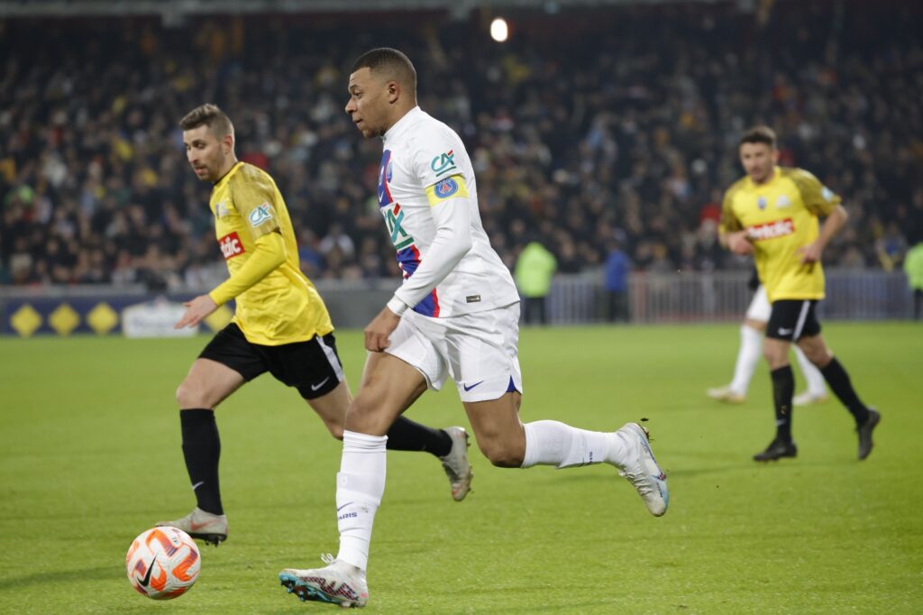 Mbappé con 'repóker' encamina a PSG a los octavos de la Copa de Francia