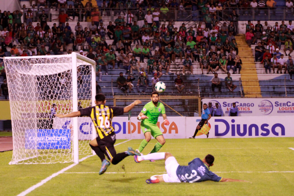 San Pedro Sula, Honduras. (HSI) - El CD Marathón sumó su primer triunfo del Clausura y asciende posiciones en la tabla tras vencer al Real España en el clásico sampedrano en el estadio Olímpico.