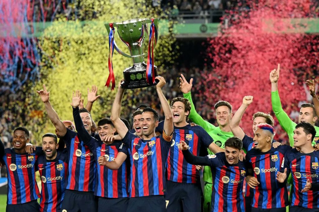 El FC Barcelona recibe la copa de campeón con derrota
