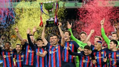 El FC Barcelona recibe la copa de campeón con derrota