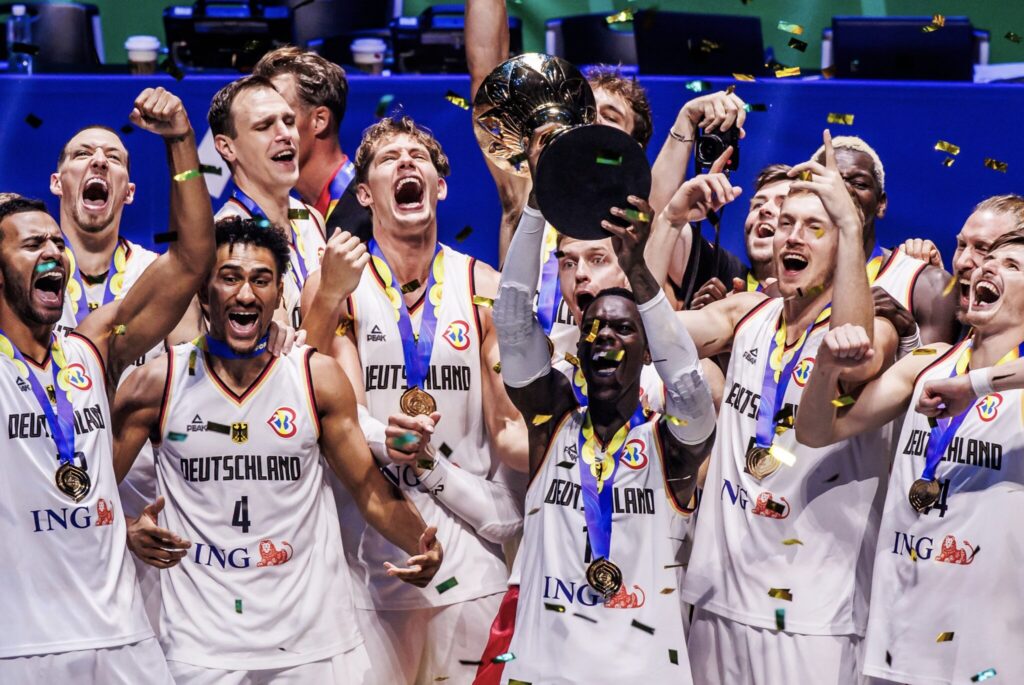 Alemania de baloncesto muestra a sus compatriotas el camino de campeón