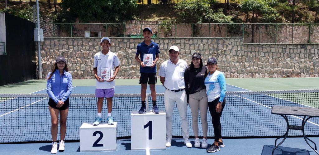 Christofer Núñez consigue el bicampeonato del Junior Bowl de tenis