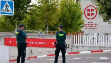 Policía española allana la RFEF por investigación al Barcelona