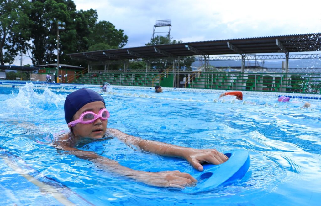 MSPS brinda clases de natación en el Olímpico Metropolitano