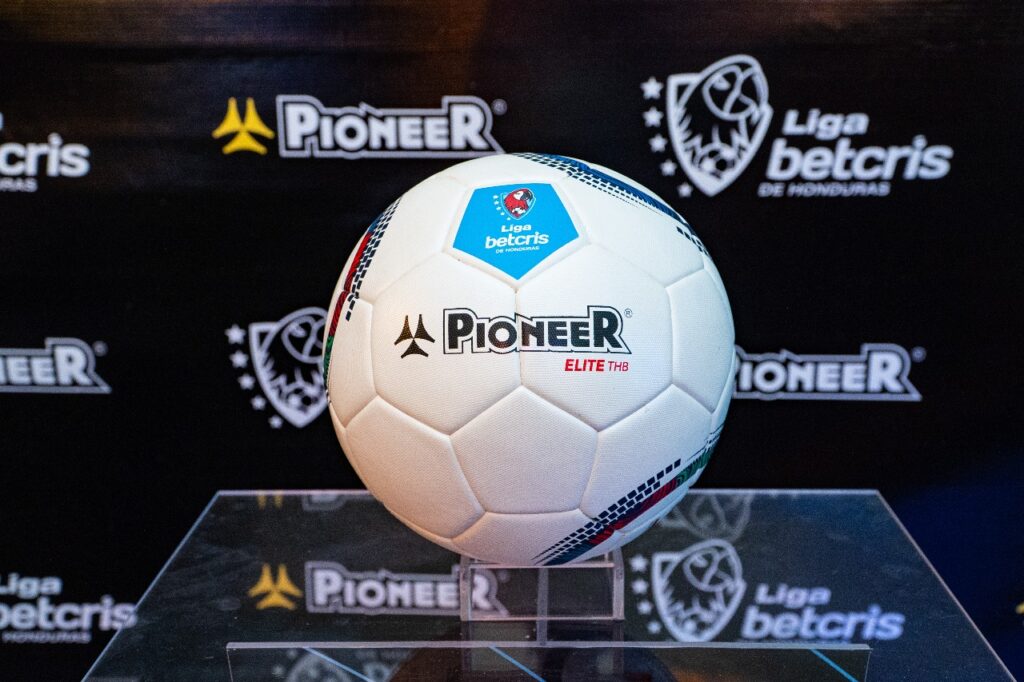 Liga Betcris de Honduras presenta el balón Pioneer del Clausura 2024