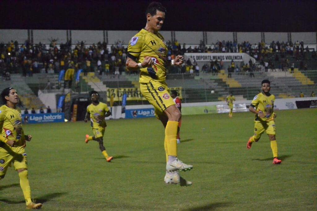 Roberto Moreira celebrando el único gol del encuentro. 