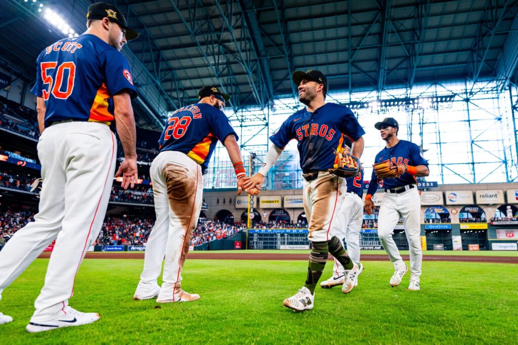 Tucker lidera a los Astros sobre Cerveceros para la novena victoria en 11 juegos