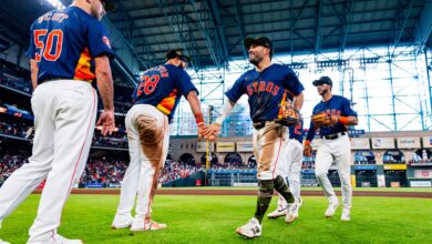 Tucker lidera a los Astros sobre Cerveceros para la novena victoria en 11 juegos