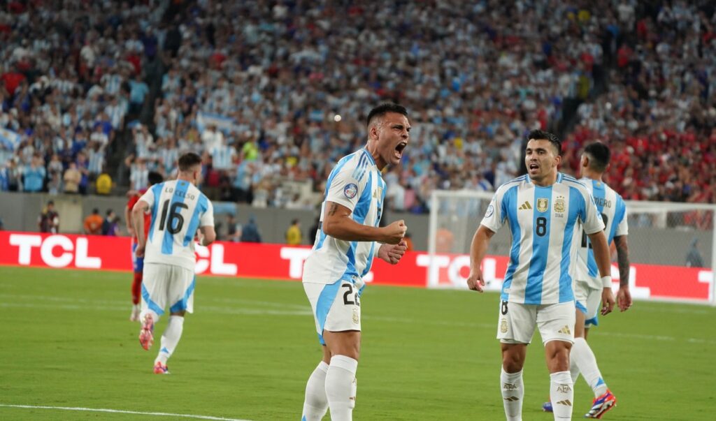 Argentina vence por la mínima a Chile y se mete a Cuartos