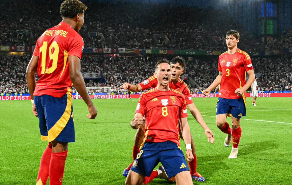 España resiste, remonta, golea y alcanza cuartos de final